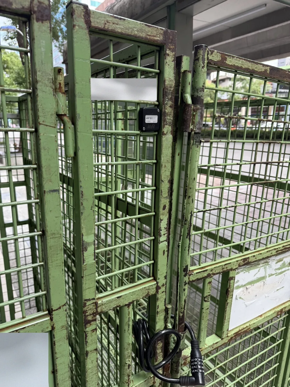 物流籠車側邊鋼架上的 NHR 藍牙追蹤標籤