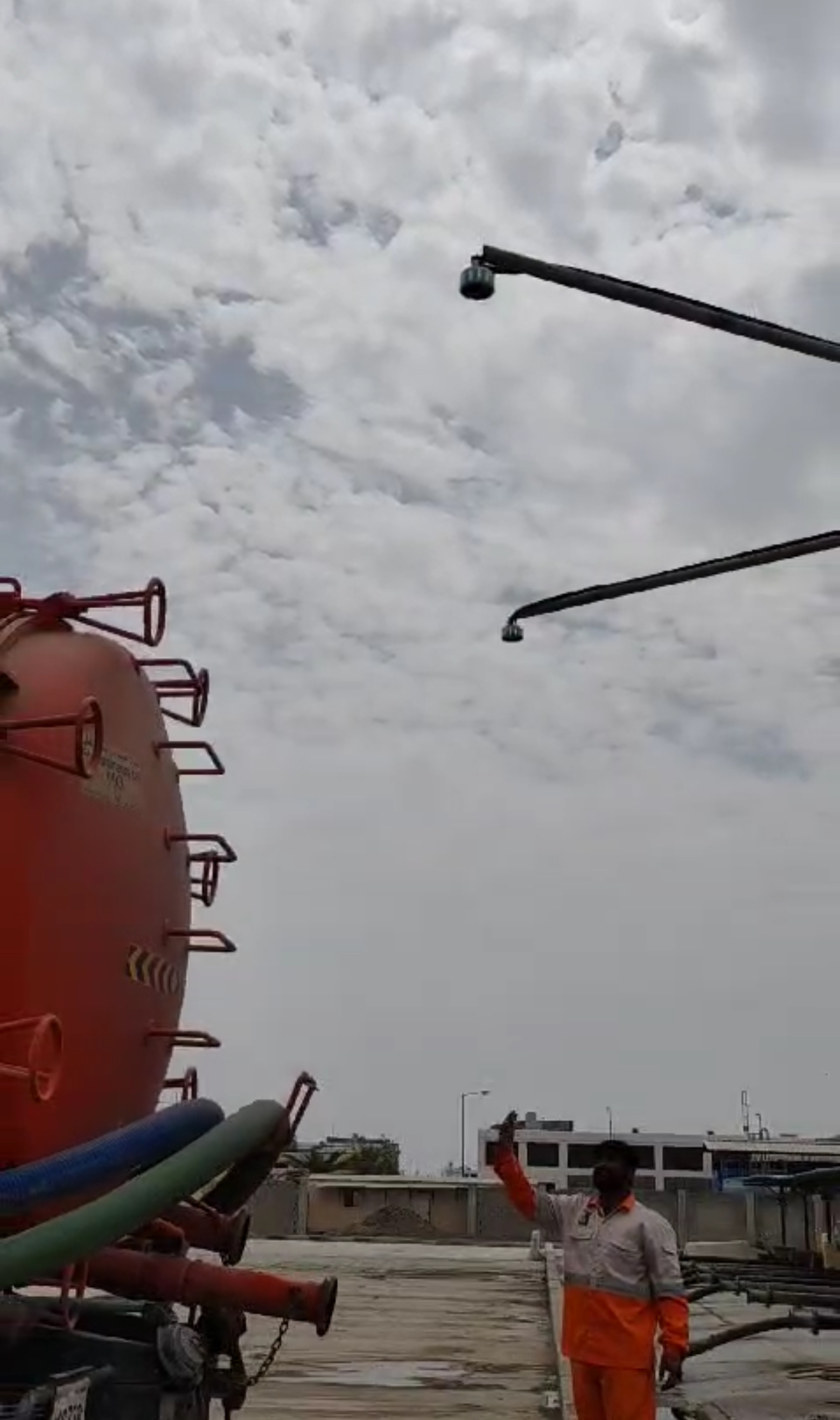 智慧油罐車位引導:UAE 重型車停車場數位化進場管理實踐|現場照片 1