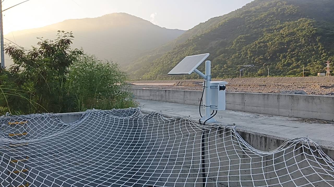 溫泉監測現場與太陽能設備
